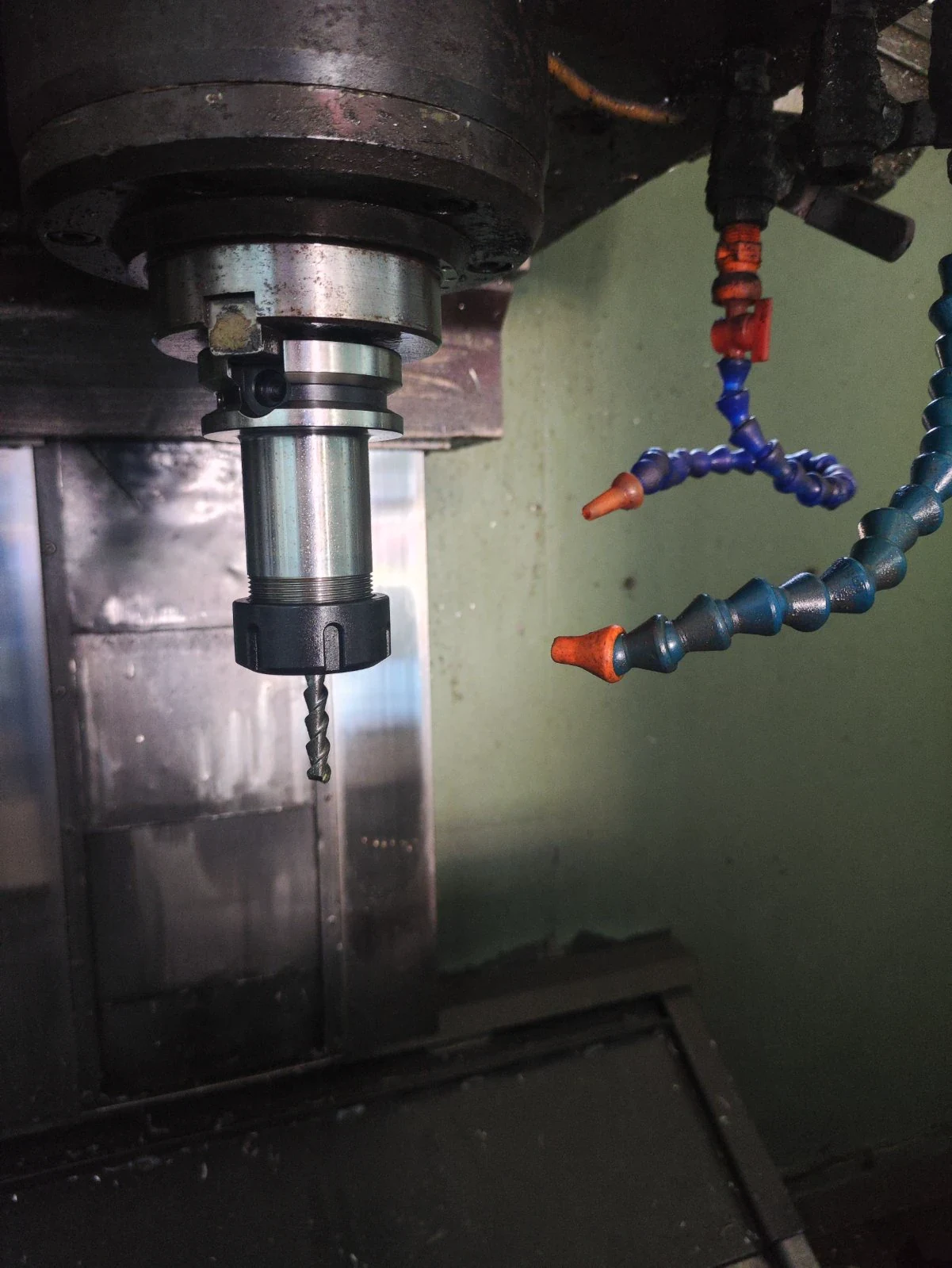 Milling tool machining a component